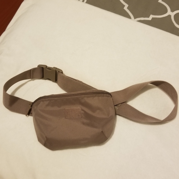 ๐ Herschel Fourteen Hip Pack - Picture 1 of 5